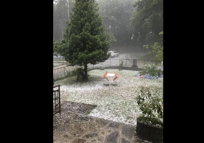Potente grandinata a Tarsogno questa mattina