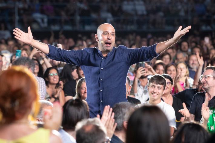 Checco Zalone derubato a Padova: &laquo;Mi hanno aperto l&rsquo;auto per farmi sentire a casa&raquo;