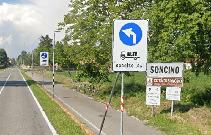 Pick-up sfonda una casa a Soncino, un morto e 4 feriti