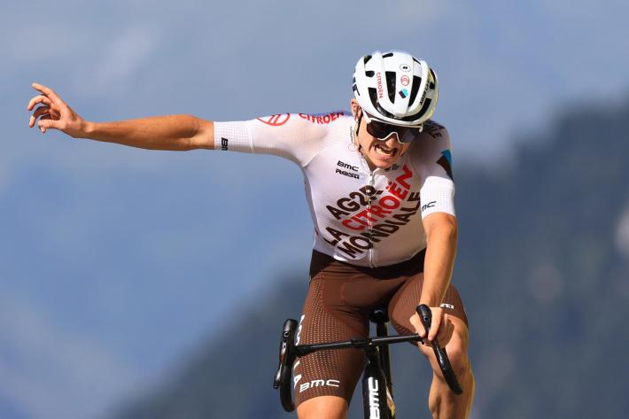 Tour, Gall vince in solitaria la diciassettesima tappa. Vingegaard quarto, Pogacar crolla