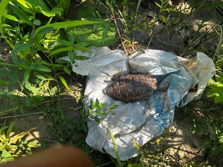 Trova una granata nel greto del Taro, artificieri all'opera per farla brillare  