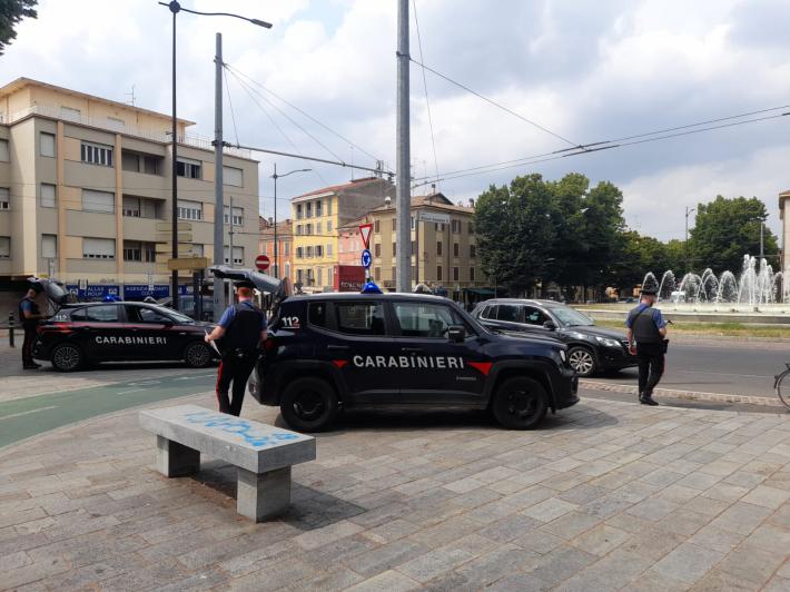 18enne passeggia in via Cavour con un coltello di 22 cm: altri 5 denunciati ieri a Parma. 7 giovanissimi segnalati per droga