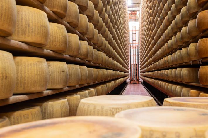 Il magazzino di stagionatura del Parmigiano Reggiano di Credem compie 70 anni. Ha 500mila forme all'interno