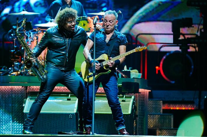 Grandine in Brianza:  una donna muore schiacciata da un albero. Bomba d'acqua a Varese. Alberi caduti e metro M2 bloccata a Milano.  A rischio il concerto di Springsteen a Monza di domani