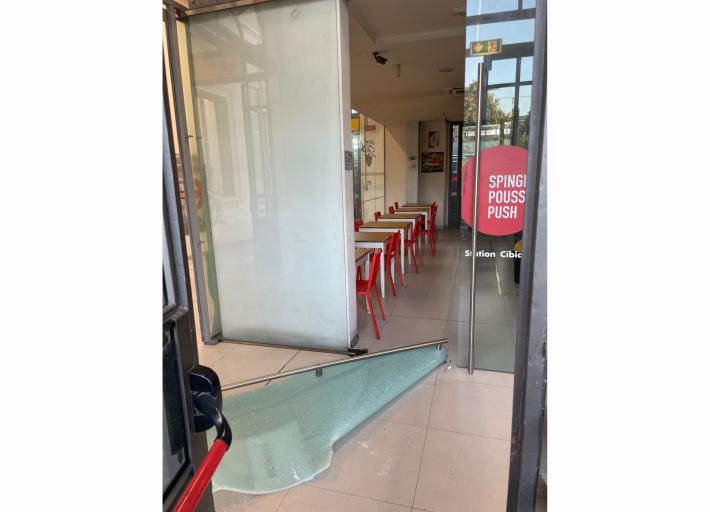 Aveva spaccato i finestrini di 12 auto e danneggiato la porta a vetri del bar della stazione: denunciata 36enne parmigiana