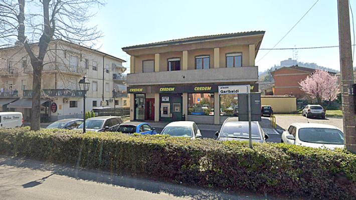 Rapina banca minacciando di farsi esplodere con una bomba: preso e arrestato dai carabinieri