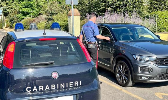 Raggiro dello specchietto ai danni di una 56enne: denunciato dai carabinieri