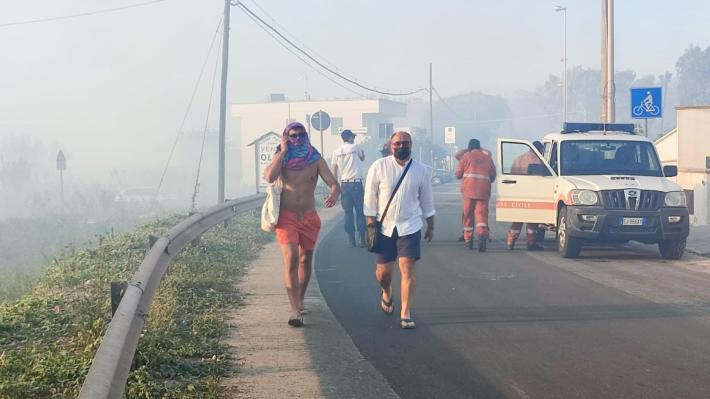 Salento in fiamme: incendio a Torre Mozza, evacuati bagnanti, turisti trasferiti inaltre strutture, alcuni hanno lasciato la zona 