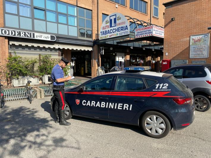 Spacca con un tombino la porta di una tabaccheria,  ruba  e scappa: bloccato dai carabinieri. E' un 13enne marocchino 