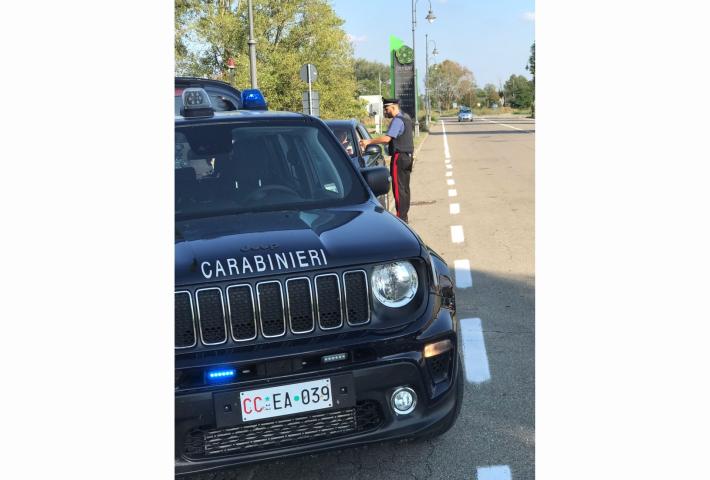 Esce di strada, l'auto prende fuoco e si ferisce: i carabinieri scoprono che guidava ubriaco e sotto l'effetto di cocaina 