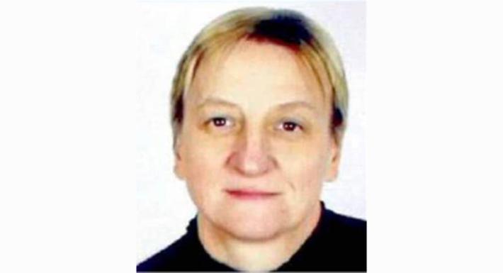 Uccide la vicina di casa a colpi di accetta e si costituisce 