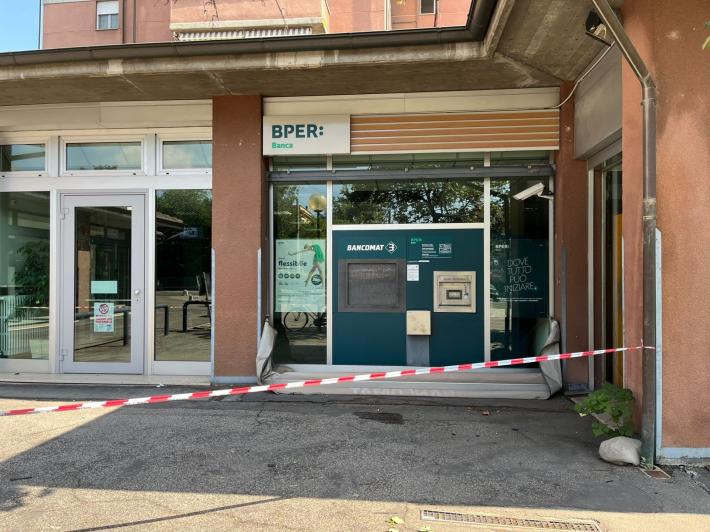 Via Emilia Ovest:  fanno esplodere il bancomat ma se ne vanno a  mani vuote
