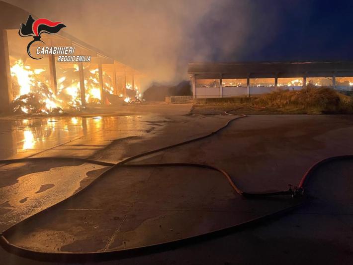 Rogo in un' azienda agricola di Castelnovo Sotto, in fumo 4.000 rotoballe