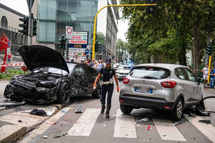 Morto il 18enne travolto da un'auto sul marciapiede a Milano 