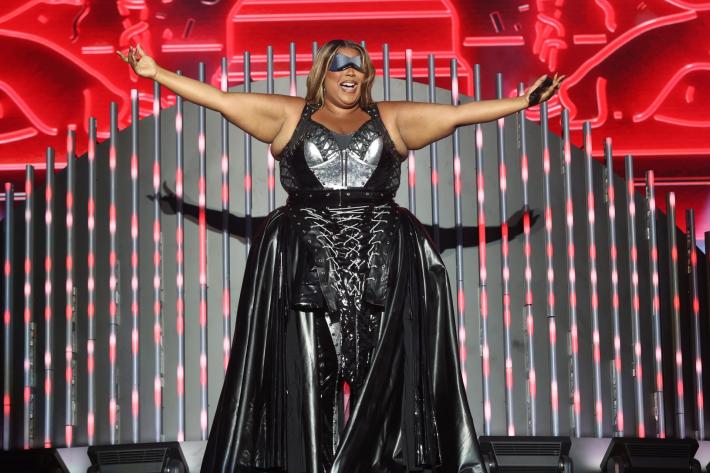 Lizzo accusata di molestie sessuali. La rapper: "Sono ferita, ho sempre rispettato le donne"