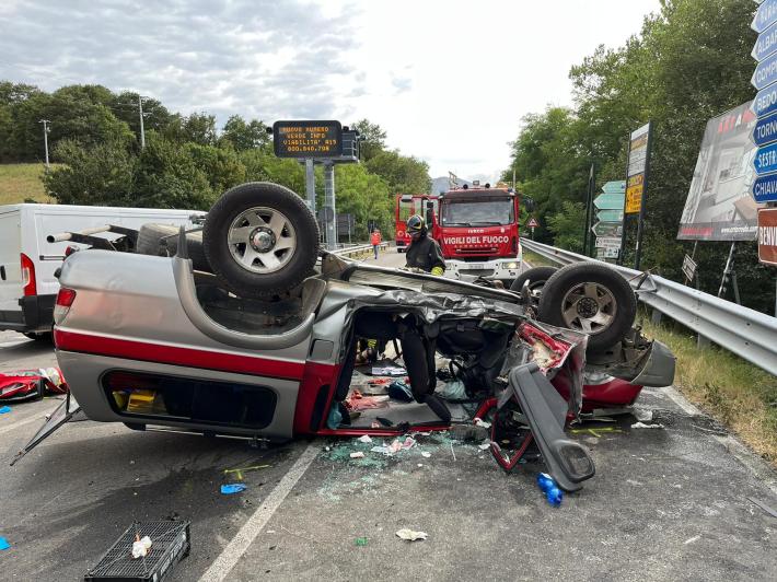 Scontro fra due auto vicino all'ingresso del casello di Borgotaro, una si ribalta: due feriti