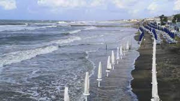 59enne muore per salvare due ragazze dall'annegamento a Latina