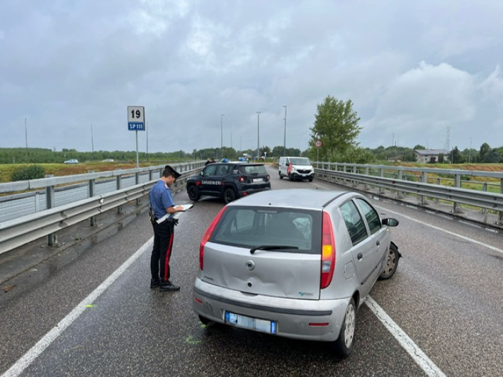 Scontro frontale tra due auto: tre feriti
