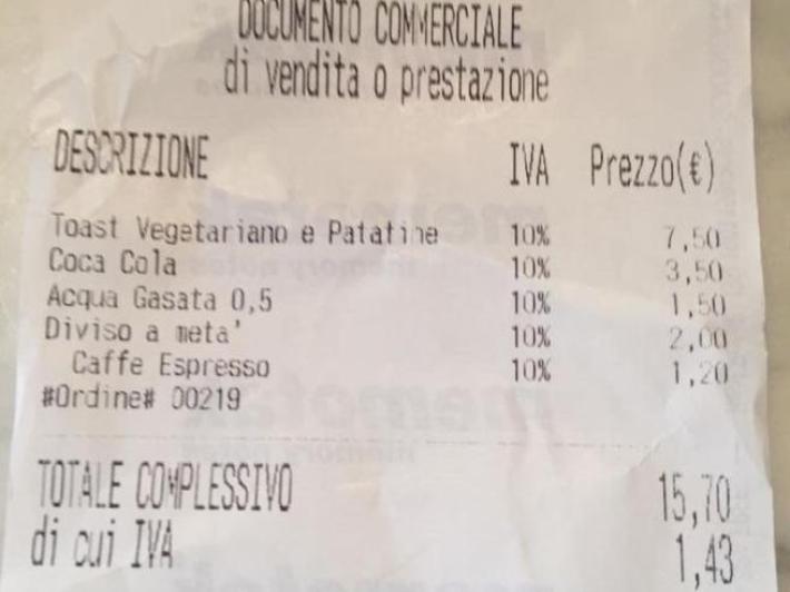 Chiedono di dividere toast a met&agrave;, sul conto due euro in pi&ugrave;