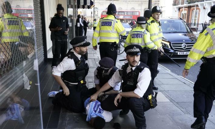 Londra, campagna di taccheggio contro i negozi di Oxford Street organizzata sui social: interviene la polizia