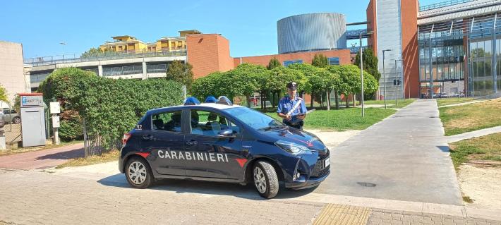 Svaligia l'auto di turisti francsi al parcheggio Duc: denunciato 