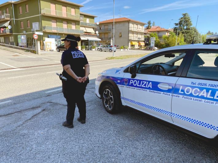 In moto ubriaco,  si schianta contro un'auto