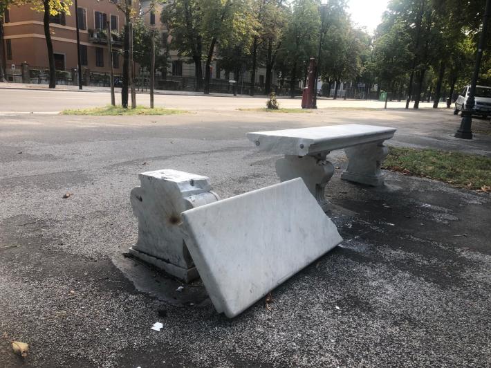 Stradone, panchina presa di mira dai vandali 