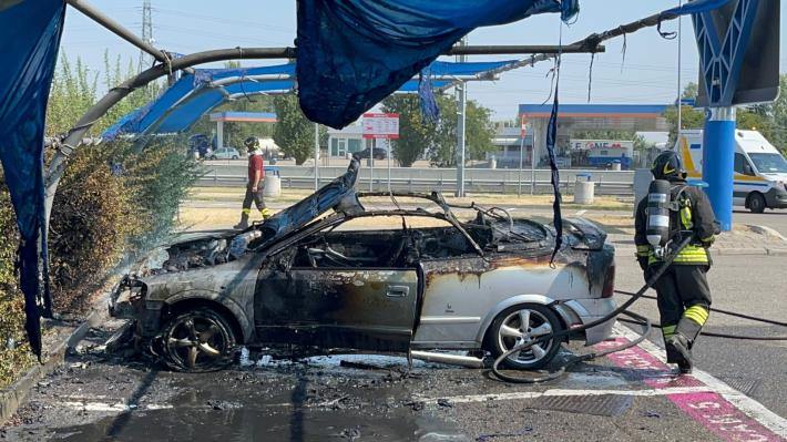 Cortile San Martino, intervento dei vigili del fuoco per un incendio di autovettura 