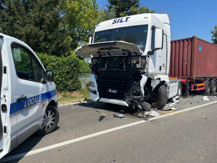 Scontro auto-camion in via La Spezia a Lemignano: un ferito, traffico in tilt 