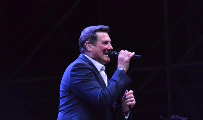 Tony Hadley cade in camerino (frattura) ma tiene il concerto a Palmi
