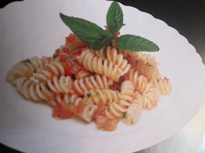 Fusilli al pomodoro crudo e basilico