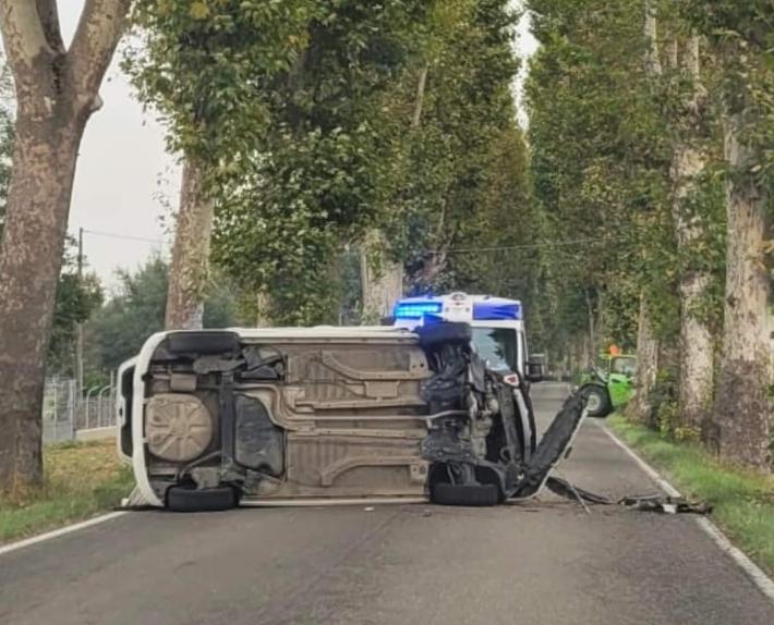 San Secondo, auto contro un platano