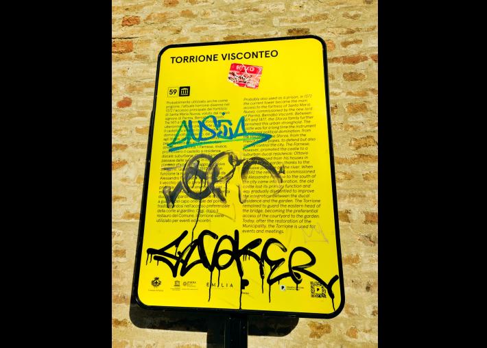 Parma, vandalizzata la segnaletica dei monumenti appena installata dal Comune
