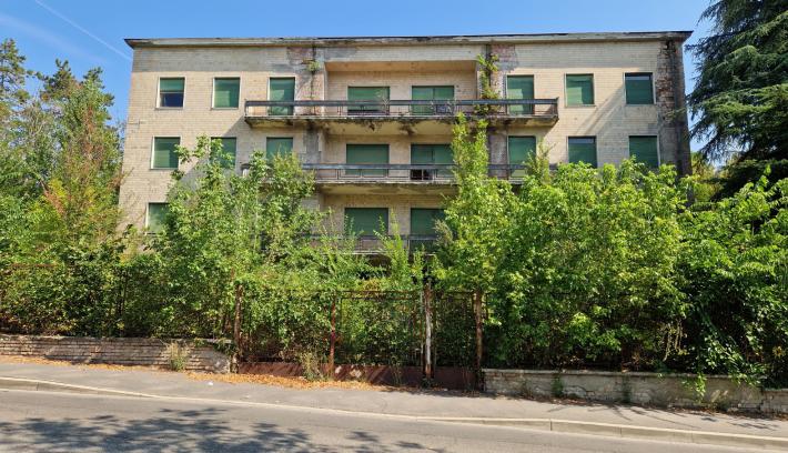 Salsomaggiore: degrado, l'ex "Casa  del bambino" assediata da sterpaglie e piante