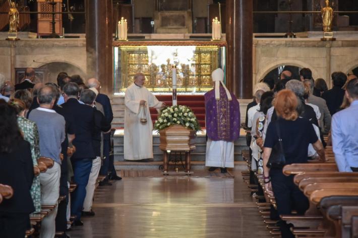 Fiori bianchi, famiglia e colleghi ai funerali di Francesco Alberoni in Sant'Ambrogio a Milano