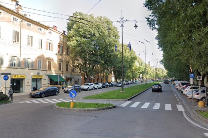 Ucciso a coltellate in centro a Modena, si cercano due uomini