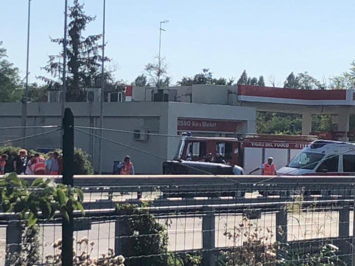 Parma, un'auto si ribalta sulla Tangenziale Sud dopo lo scontro con un camion