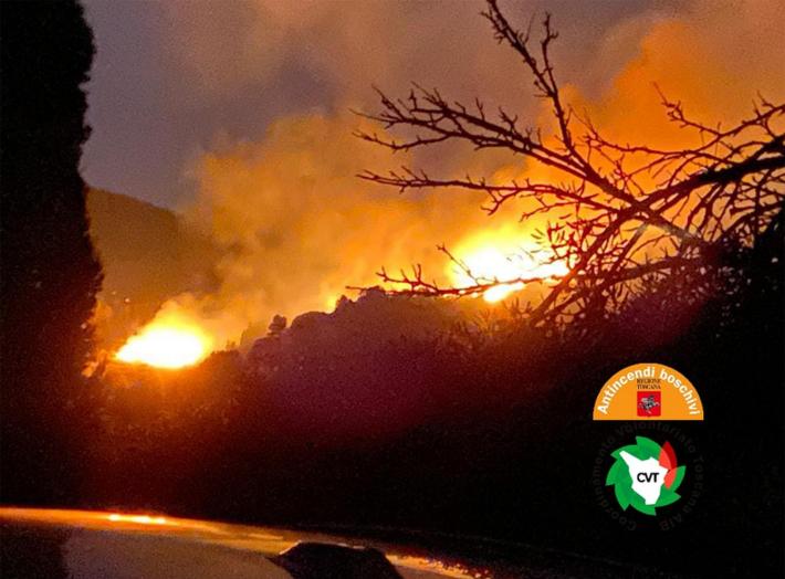 Incendio all'Elba, elicotteri in azione, in arrivo Canadair. Evacuato un campeggio