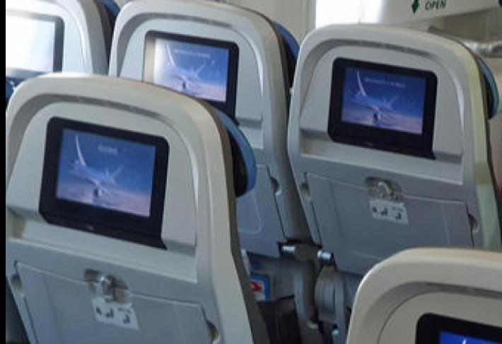 Bimbi vivaci,  lite in volo: l'aereo per Roma torna a Olbia appena decollato