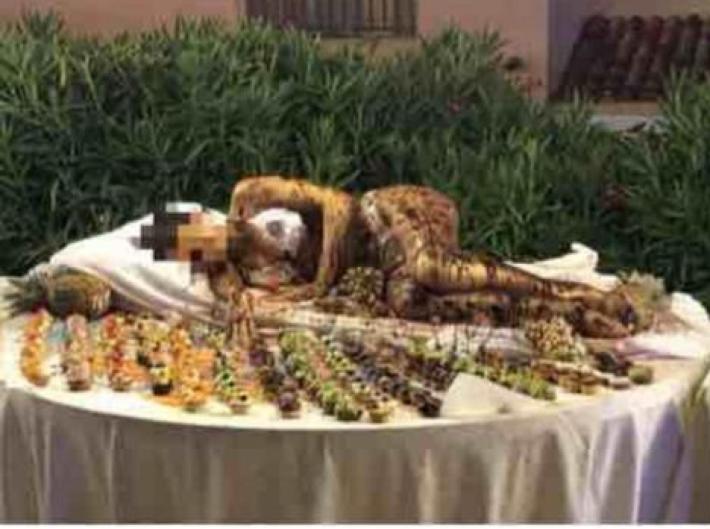 Ragazza ricoperta di cioccolato sul buffet del resort in Sardegna, la denuncia di un manager e della figlia 14enne. Bufera social 