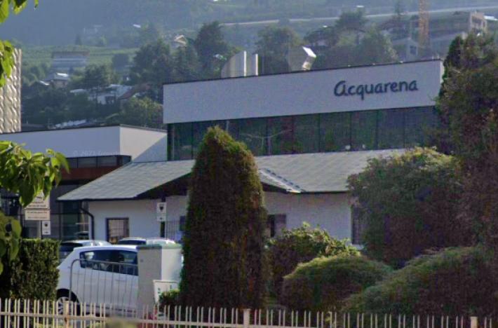 Tatuaggi nazi, via il bagnino nel centro a Bressanone. Lui: "Scalta mia". Una collega: 'Razzista e omofobo'