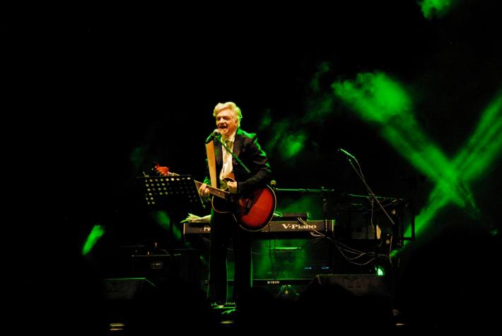 Suona, canta e improvvisa: Morgan entusiasma il pubblico