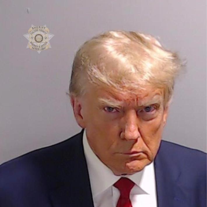 Trump arrestato,  schedato e  foto segnaletica  che passer&agrave; alla storia. "Non ho fatto nulla di male"