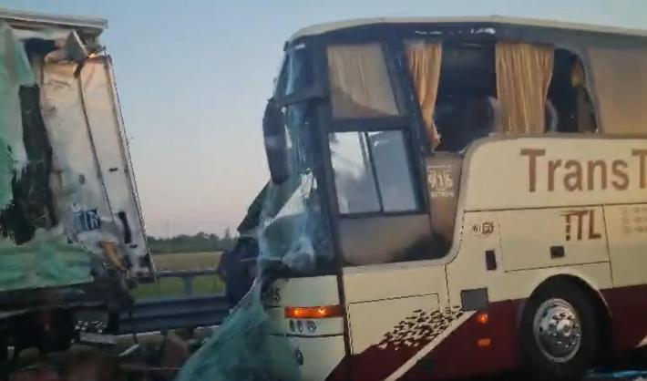A4, schianto tra un bus e un camion frigorifero a Latisana. Ci sono  due feriti molto gravi e sono decine le persone coinvolte