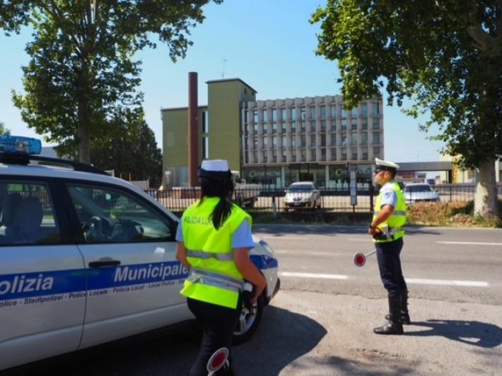 In stato di ebbrezza non si ferma all&rsquo;alt: denunciato e patente ritirata 