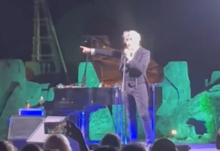 "Siete dei bifolchi", Morgan insulta il pubblico (anche con frasi omofobe) a Selinunte: poi le scuse social