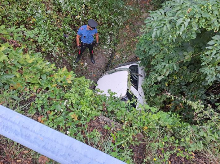 Un'auto vola nella scarpata al passo del Brattello a Borgotaro: autista intrappolato nell'abitacolo