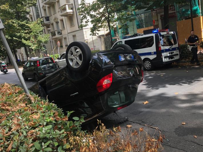 Viale Vittoria: scontro fra due auto, una si ribalta