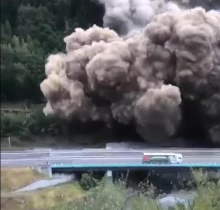 La montagna travolge la strada: l'impressionante video della frana in Savoia 