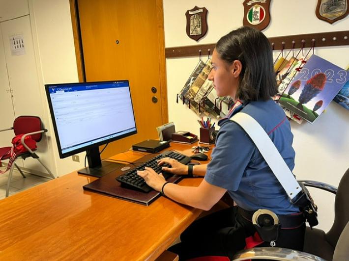 Prima le rompe il tergi cristallo poi la prende a schiaffi: denunciato dai Carabinieri